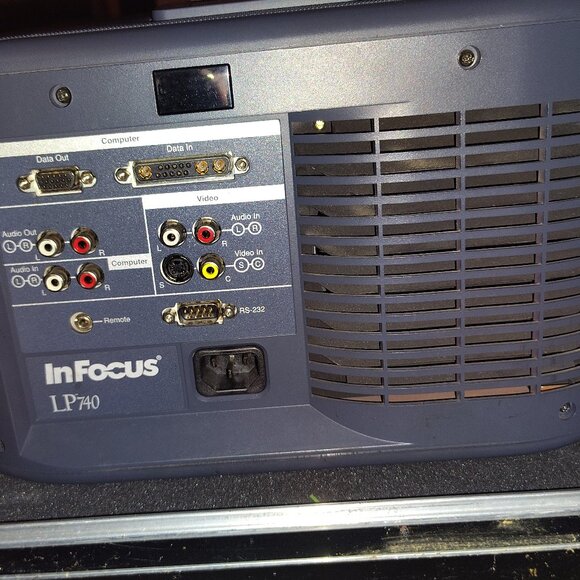 IN Focus Projector with rolling hard case - Picture 3 of 5